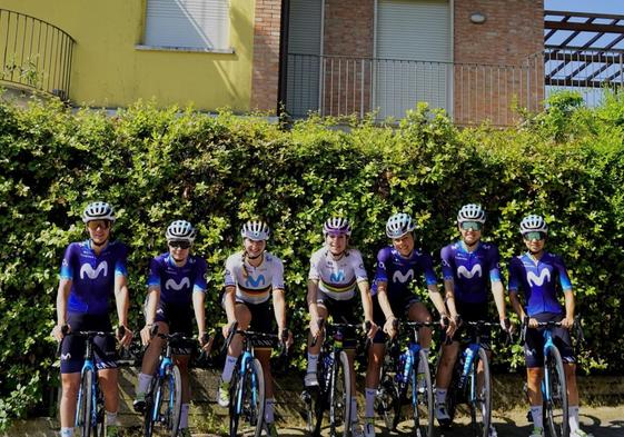 El Movistar Team, con Sheyla Gutiérrez (segunda desde la izquierda), ya en tierras italianas.