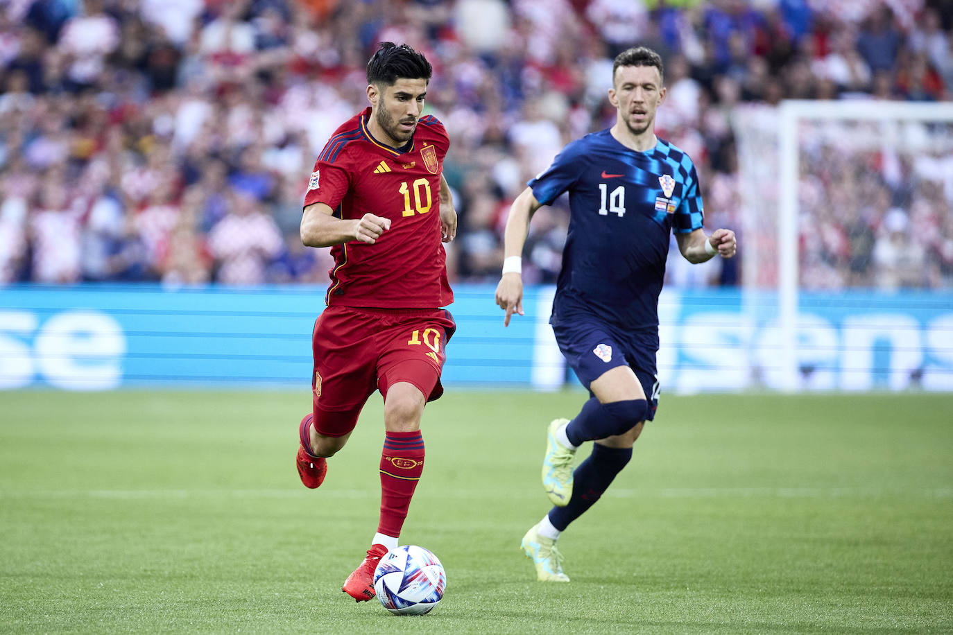 Marco Asensio conduce el balón en la final de la Liga de Naciones