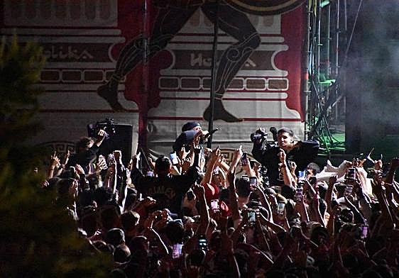 Una noche con Eladio Carrión y Mora en el Holika