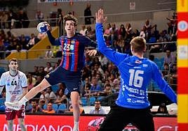 Martí Soler se eleva para marcar un gol al Ciudad de Logroño en la final de la Copa del Rey.