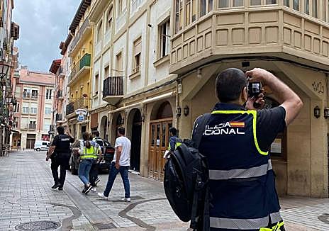 Imagen secundaria 1 - Un detenido tras la caída de una joven desde un segundo piso en Laurel