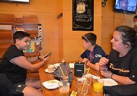 Jóvenes repostando energia para ellos y sus móviles