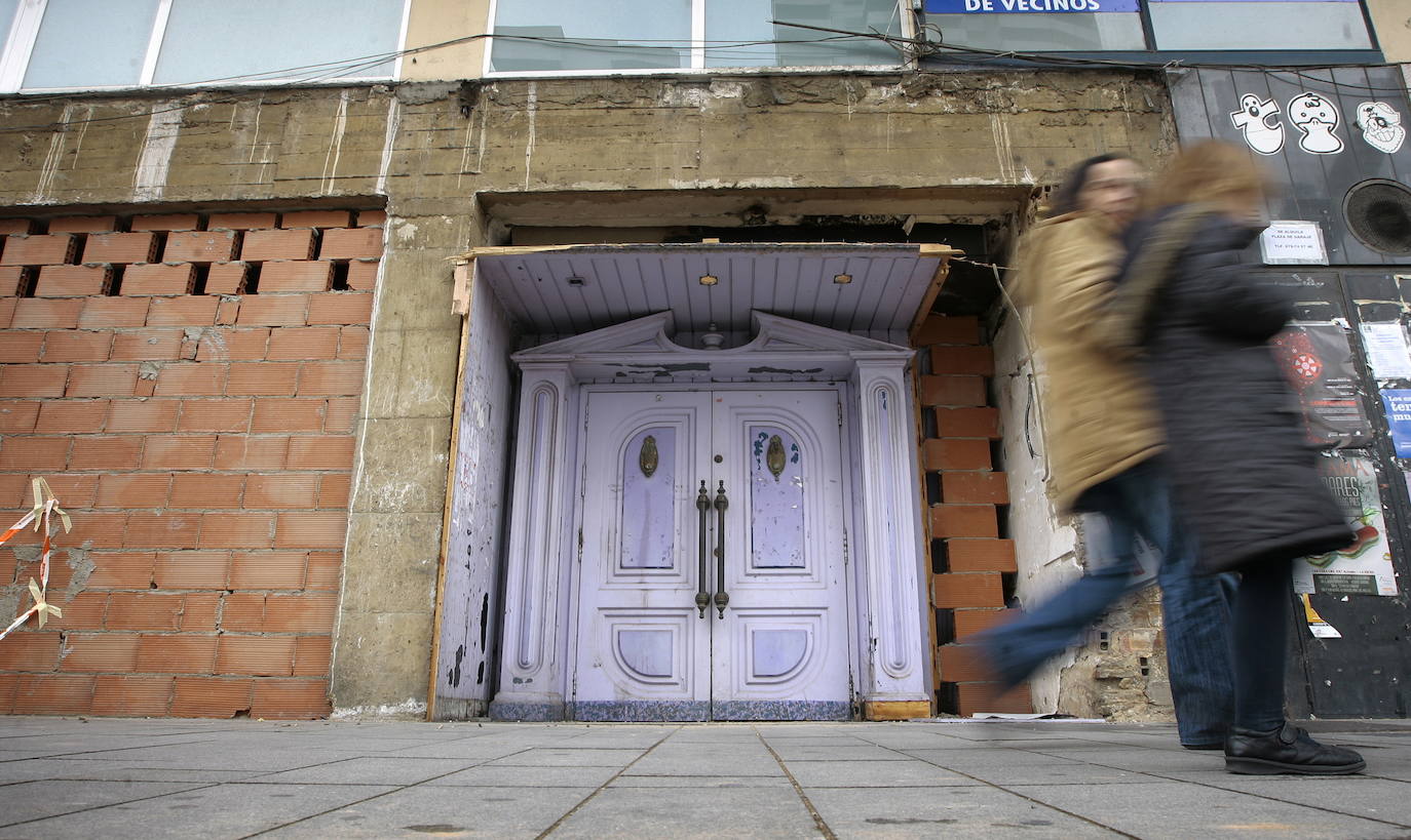 Imagen principal - Recordada puerta del Robinson, antes de su desaparición total, y posavasos del Rocky y del Saxo, bares de la primera época de 'La Zona'.
