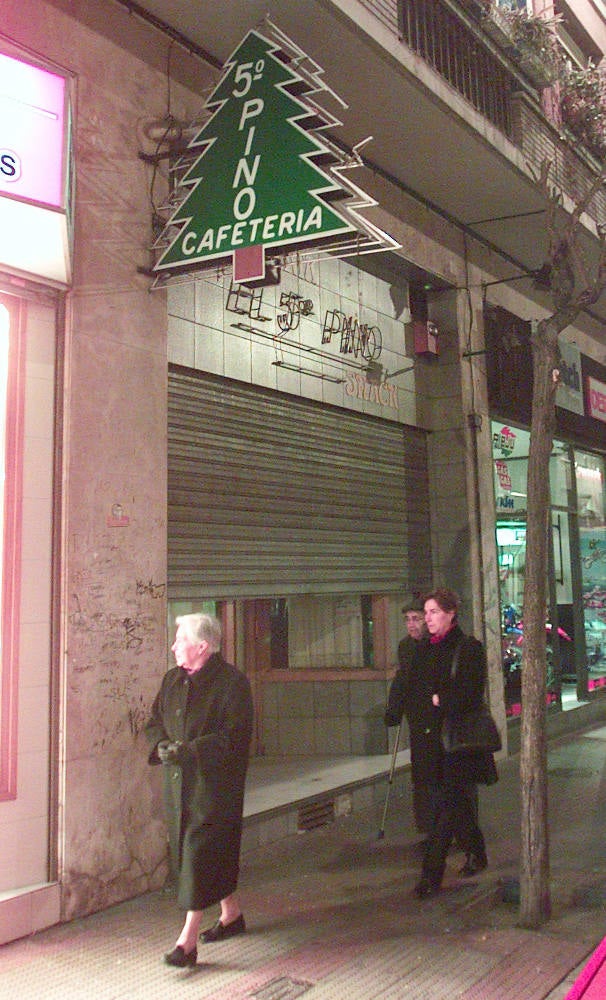 Imagen secundaria 2 - Entrada al antiguo PH, redada en la sala Moma y recordado rótulo del Quinto Pino, un bar de barrio que los fines de semana se llenaba de jóvenes.