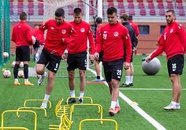 Gexan Elosegi (dorsal 20) en un entrenamiento de la SD Logroñés.
