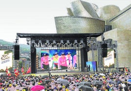 Los aficionados se congregaron masivamente para aclamar a los ciclistas en el escenario situado junto al Guggenheim.