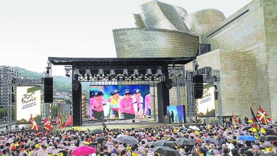 Los aficionados se congregaron masivamente para aclamar a los ciclistas en el escenario situado junto al Guggenheim.