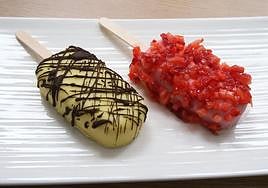 Dos cremosos helados naturales hechos en casa.