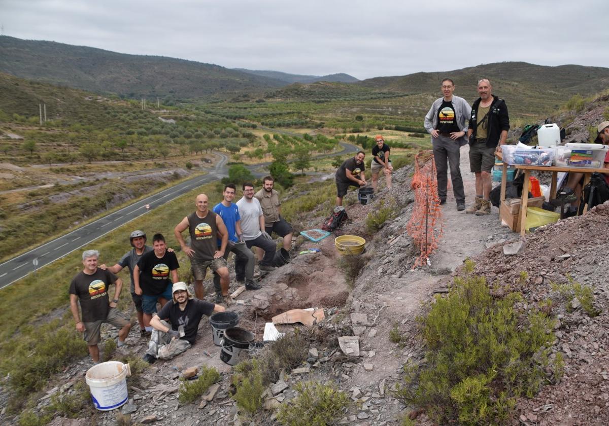 El equipo 'Garras' en la excavación paleontológica realizada en Igea en 2022.