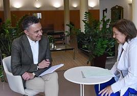 Conrado Escobar atiende a Ana Rosa Francia ayer por la mañana en el Ayuntamiento de Logroño.