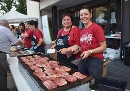 En la plancha, preparando las zapatillas de jamón.