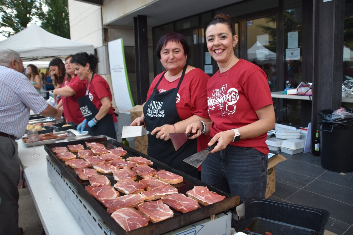 En la plancha, preparando las zapatillas de jamón.