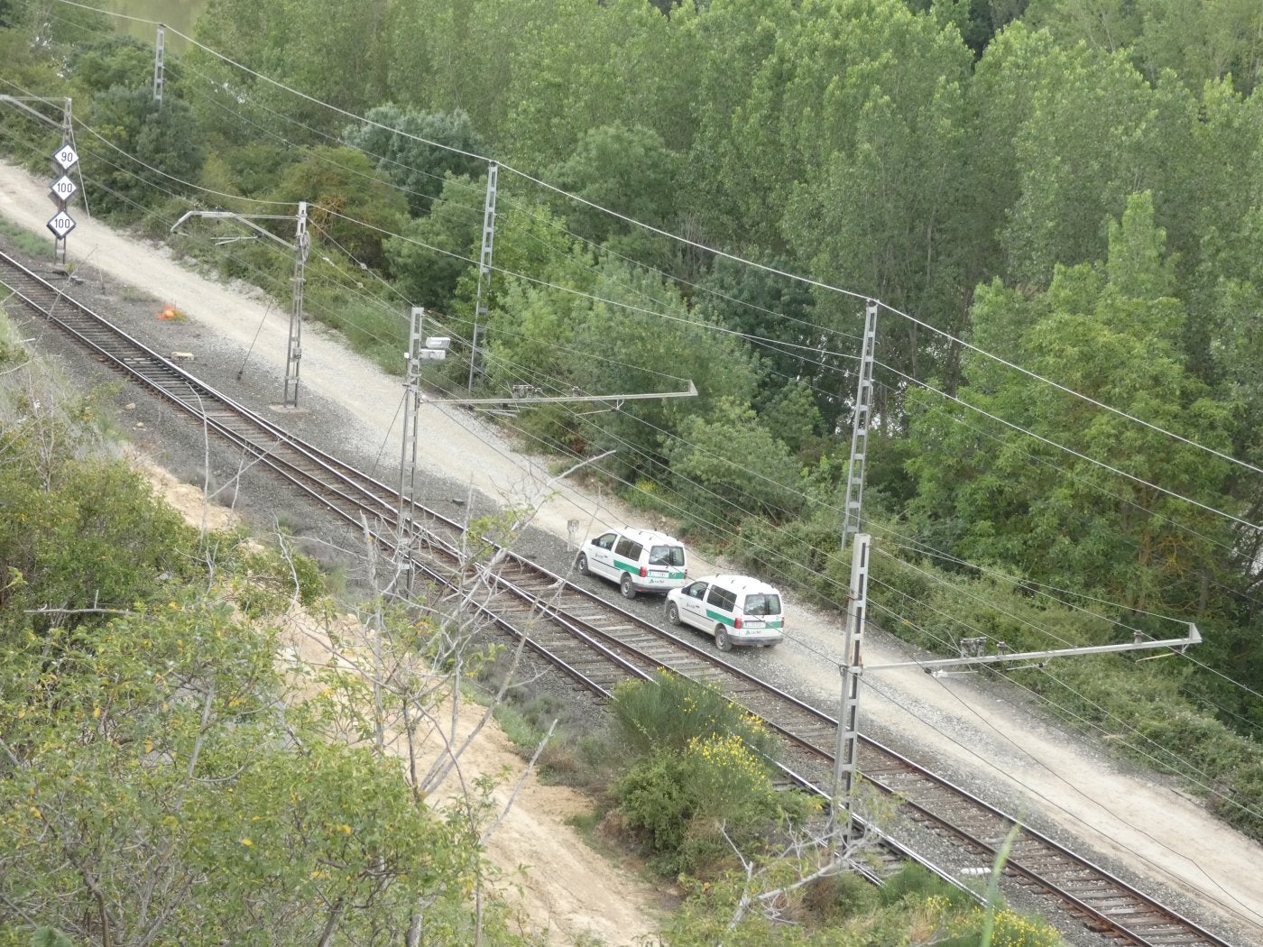 En los márgenes se instala una malla para sujetar la vegetación.