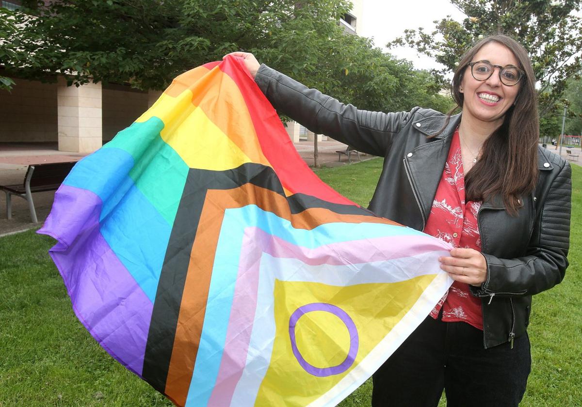 Ruth García Pilar, presidenta de la asociación Gylda, muestra la nueva bandera LGTBiQ+ en un parque de Logroño.