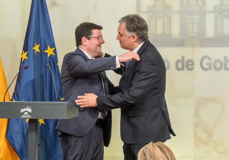 Alfonso Domínguez y Pérez Pastor se abrazan en el acto de jura de los cargos como consejeros.