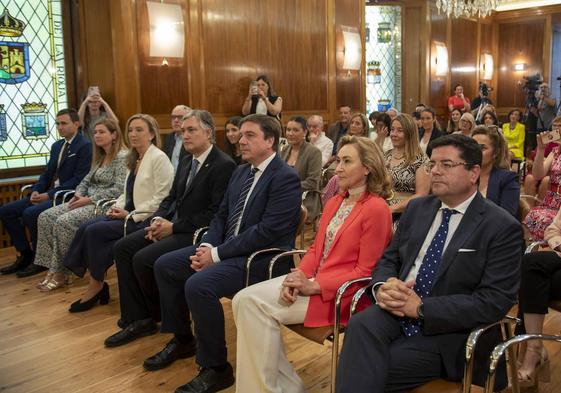 Los siete consejeros de Capellán antes de la jura de sus cargos.