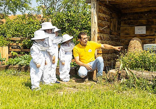 Álvaro Garrido da explicaciones a los pequeños apicultores.