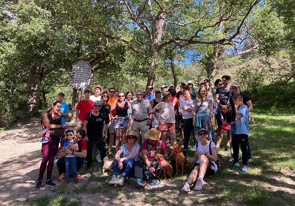 Artistas, vecinos y visitantes posan en la dehesa Boyal tras visitar las primeras intervenciones.