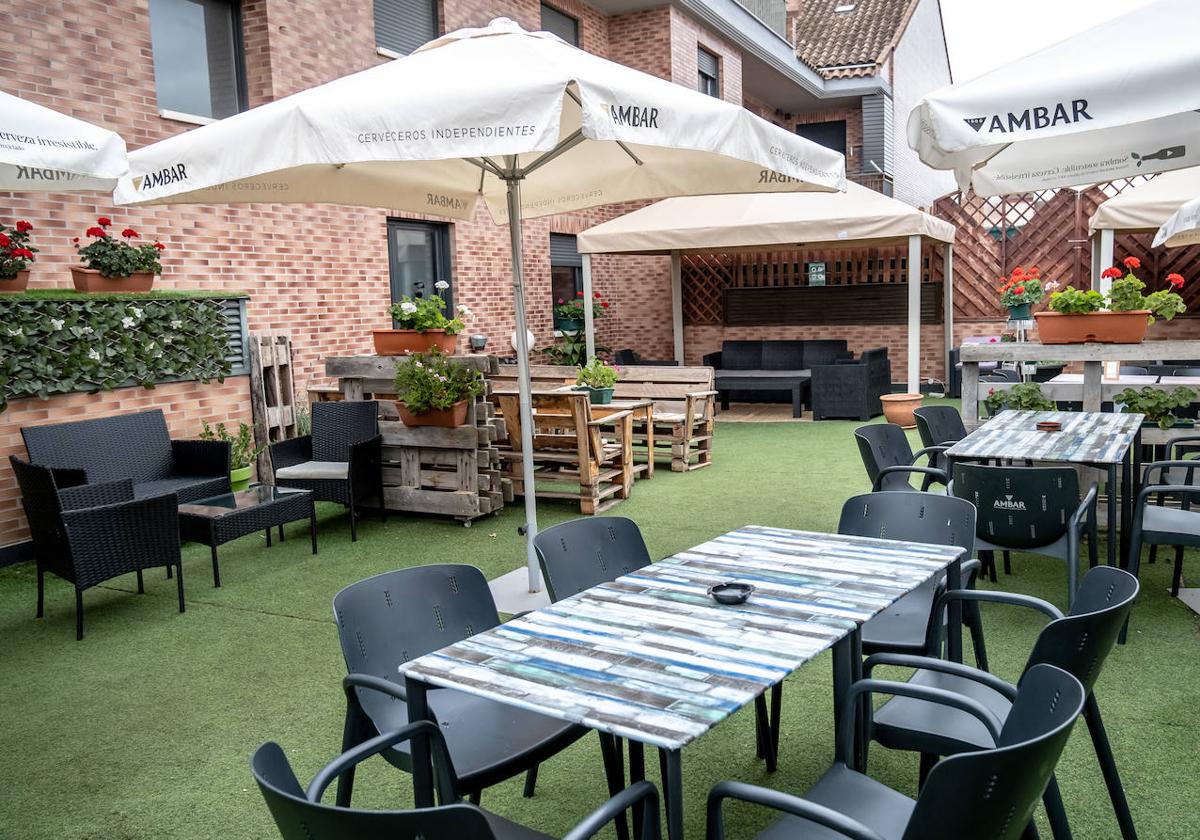 Diferentes zonas de 'chill out' y de cenas de la terraza del restaurante Ágora.