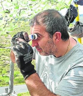 Imagen secundaria 2 - Arriba, preparación del yacimiento el sábado. Debajo, a la izquierda, parte del equipo Garras 2023. A lla drecha, Sanda, con la lupa revisando una pieza del cribado. 