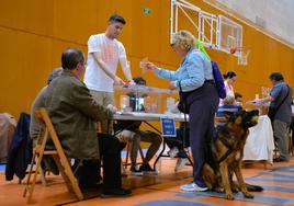 Una calagurritana votando en el pabellón Europa en las elecciones del pasado mes de mayo