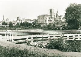 Playa y piscinas junto al Ebro