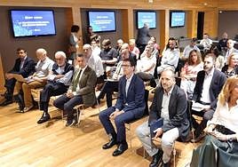 Personalidades, organizadores, participantes y asistentes al acto.