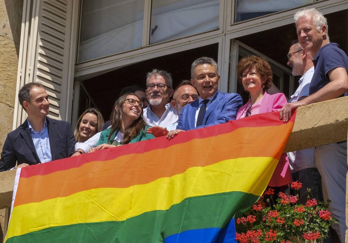 Colocación de la bandera LGTBI+ este año, con toda la corporación menos Vox, que a los días fue retirada para ser devuelta a las horas tras la polémica surgida.