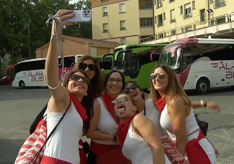 Riojanos en el chupinazo de San Fermín.