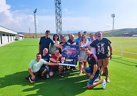 El cartel de la campaña, sostenido por varios peñistas blanquirrojos.