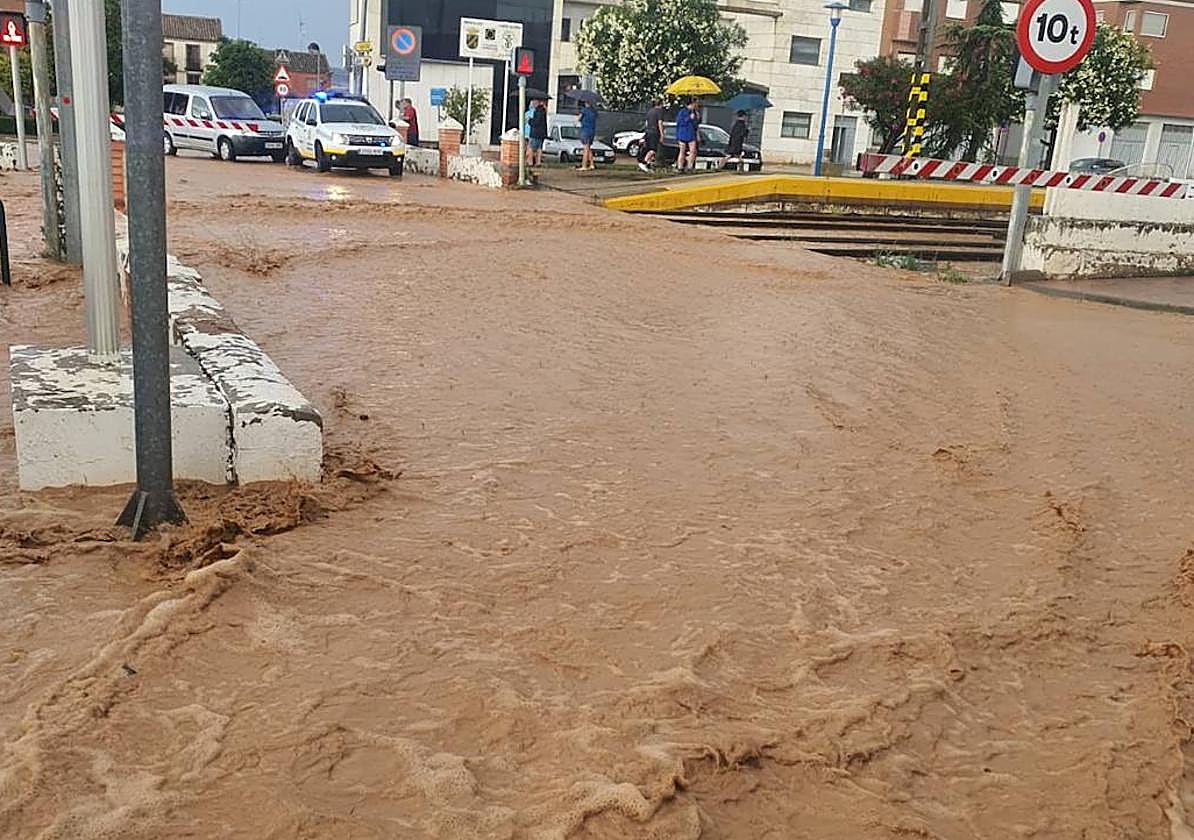 Una tormenta de agua y granizo inunda calles, corta carreteras y daña frutales en Rincón