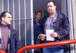 Kamauni M., (pelo rubio, al fondo) asesino de Cristina Arenas, es llevado detenido por un miembro de la Guardia en enero de 2003.