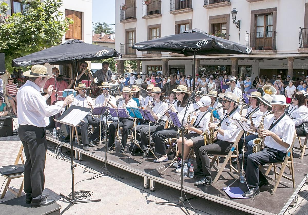 La banda municipal de música y 'Universal Language Quartet', en el concierto.