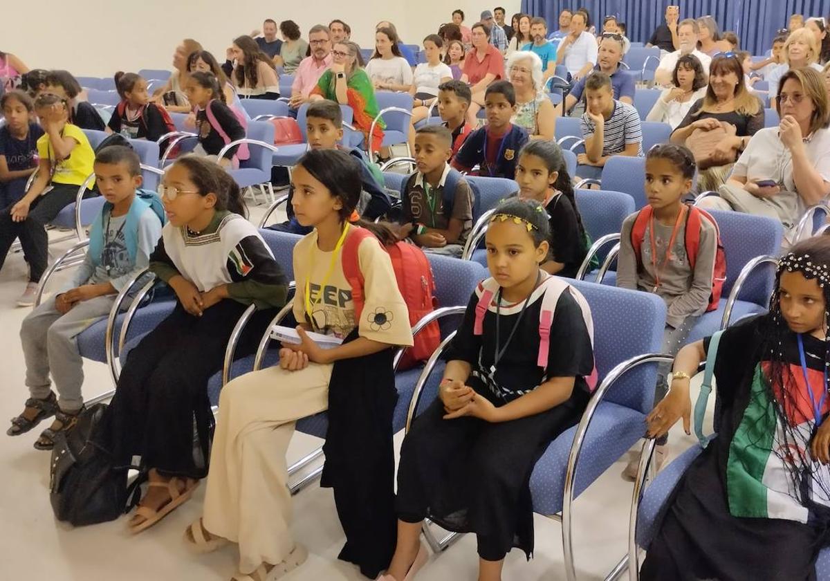 El encuentro entre las familias y los menores saharauis en el Ayuntamiento de Logroño