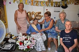 Juana con sus familiares, ayer en la celebración de su cumpleaños.