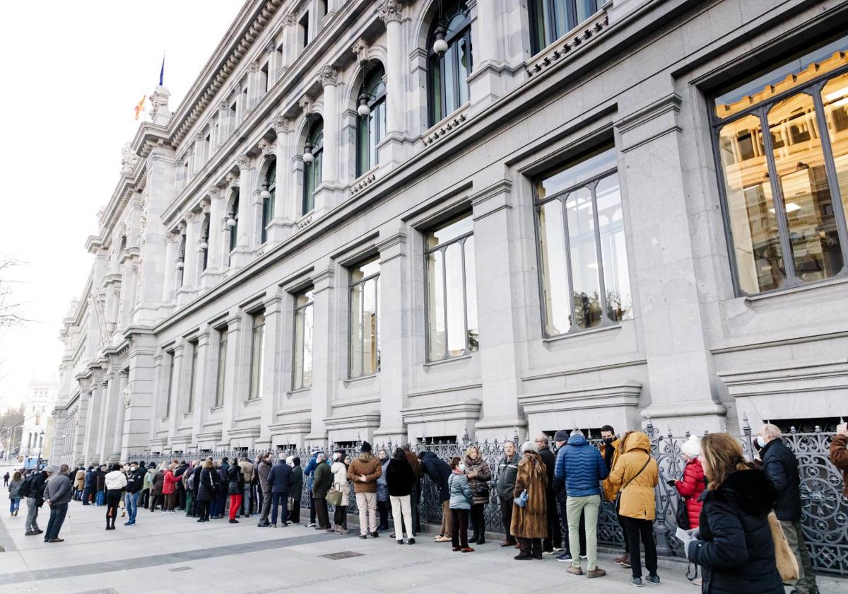 Decenas de personas haciendo cola en marzo en el Banco de España, en Madrid, para contratar letras del tesoro.