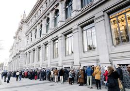 Decenas de personas haciendo cola en marzo en el Banco de España, en Madrid, para contratar letras del tesoro.