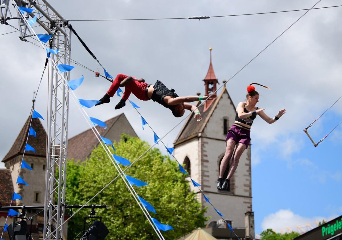 Acrobacias circenses con trapecios de 'Volem Volar'.