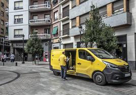 Repartidor junto a la oficina de Correos.