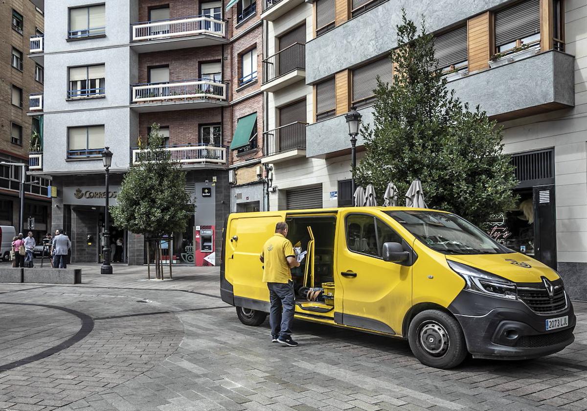 Repartidor junto a la oficina de Correos.