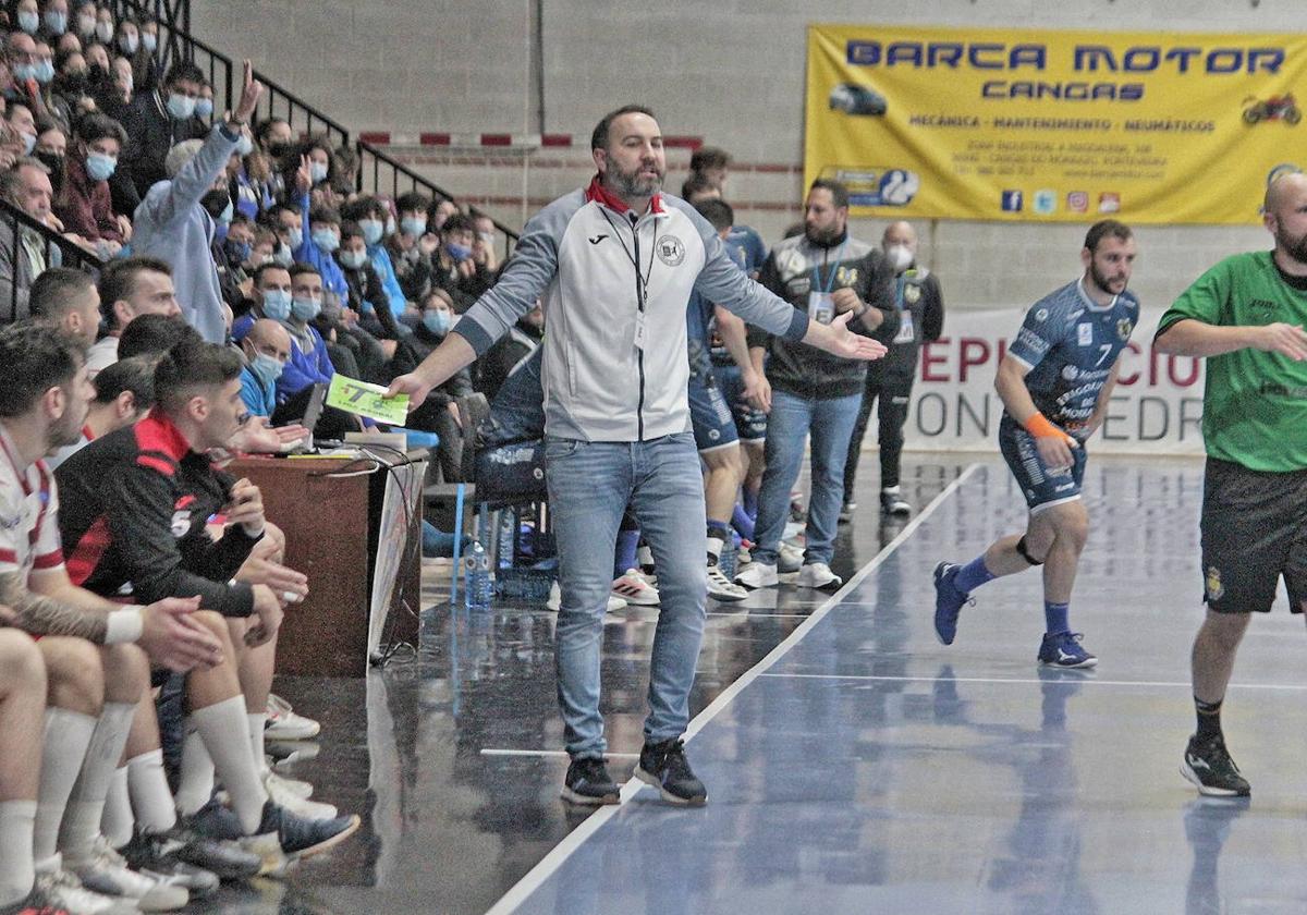 Velasco, en un partido en Cangas.