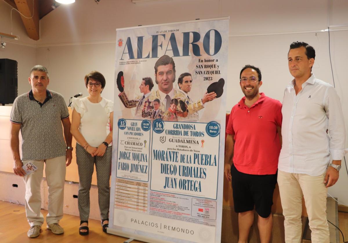 Miembros del grupo de gobierno, con Ríos en la presentación.