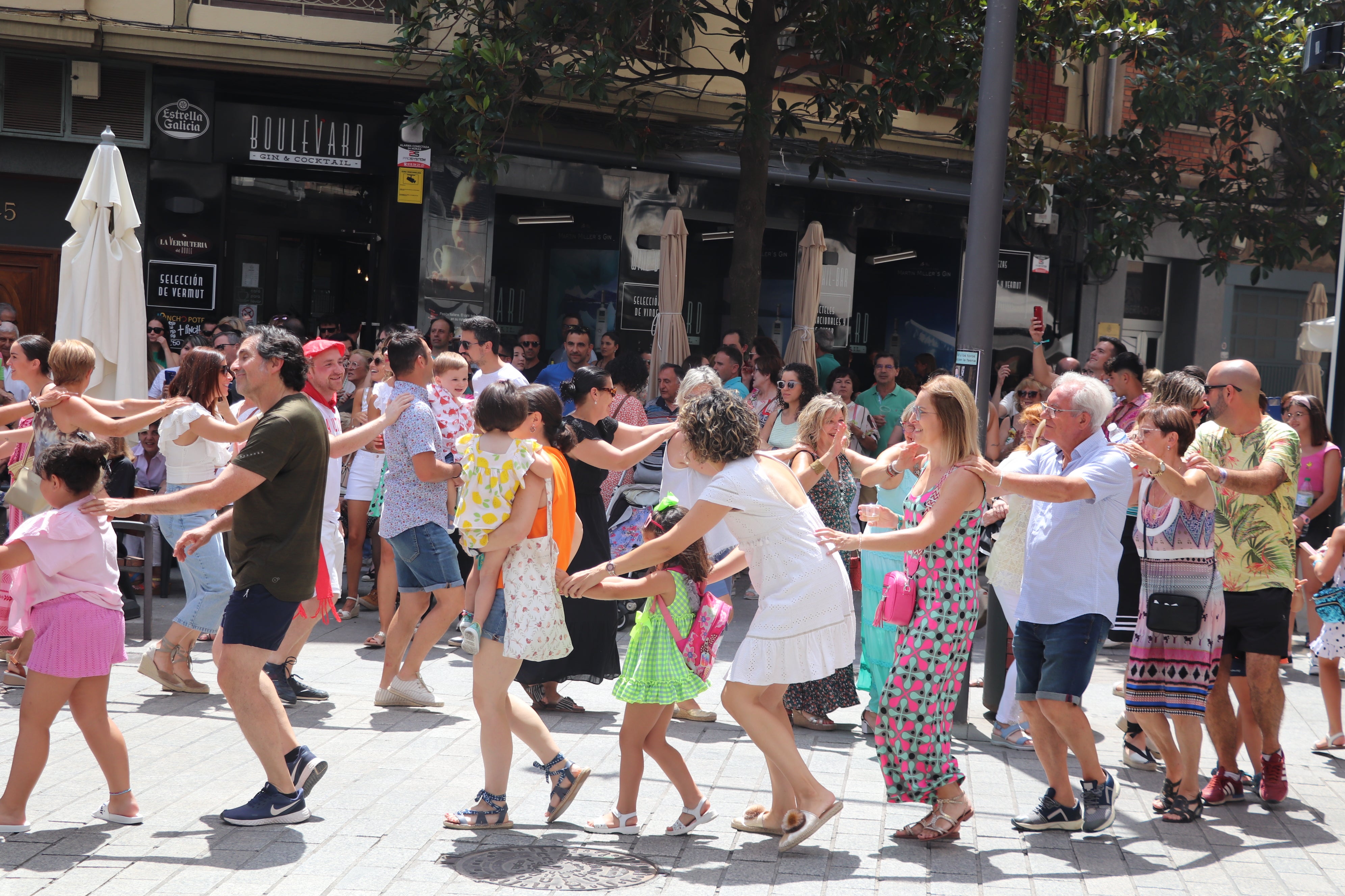 El Fárdelej llena las calles de Arnedo de música y gastronomía