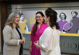 Emilia Jiménez y Elisa Garrido charlan con Concha Andreu .