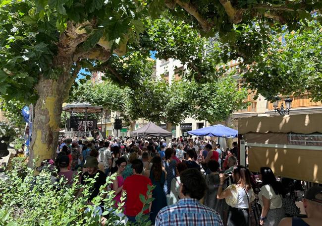 El Espolón se llenó ayer en el vermú de Cobardes.