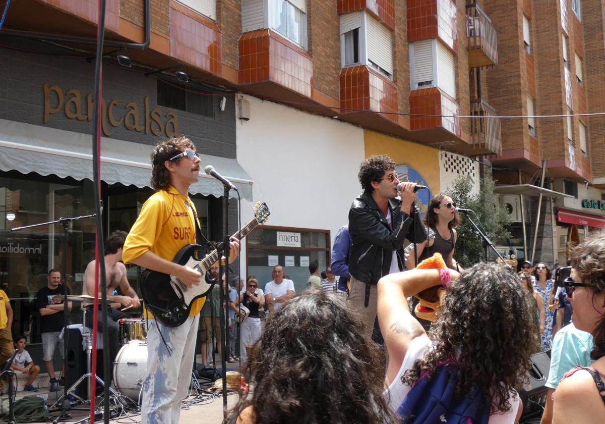 The Gulps interpretando el último tema tras aclamar su público un 'bis'.