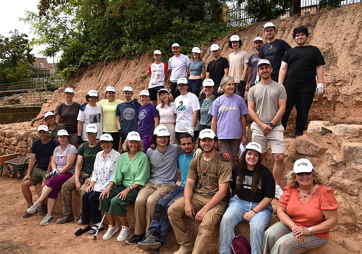 Participantes en la campaña 2023 del campo experimental con autoridades, representantes de UNIR y arqueólogos en La Clínica.