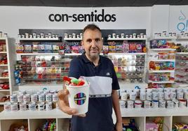 Jesús Santolaya, propietario de la tienda de chuches Con-sentidos