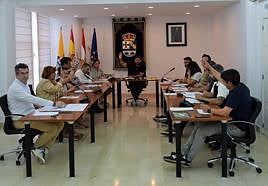 El edil de PR+EV, a la derecha, vota a favor de las liberaciones del PP durante un pleno municipal anterior.