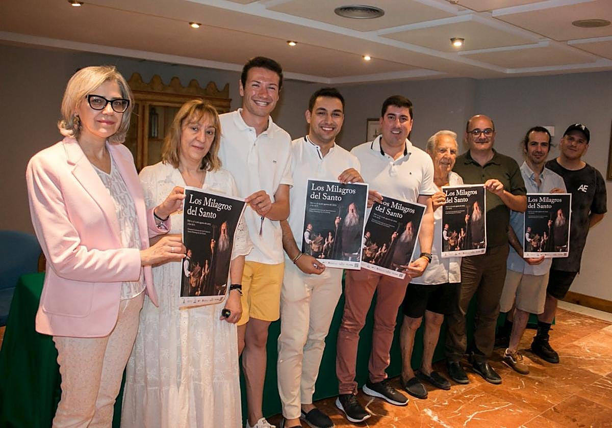 Participantes, ayer, en la presentación del cartel de 'Los milagros del Santo'.